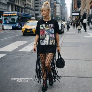 TAYLOR SWIFT The Eras Tour Black Concert T-Shirt Portrait Print | Size Large